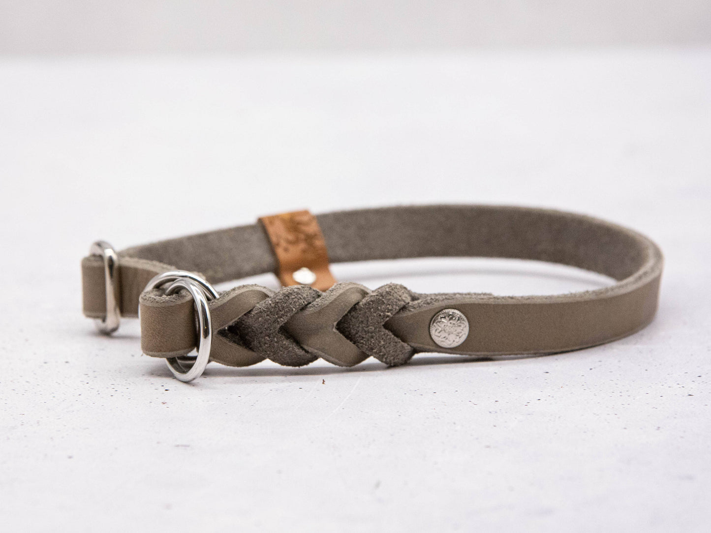 Collier en cuir gris sable