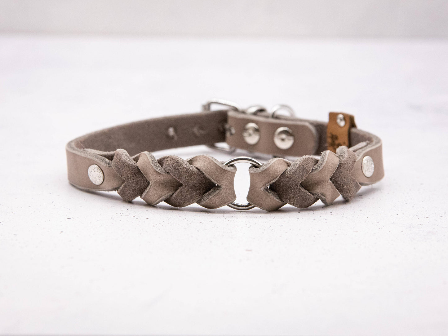 Collier en cuir gris sable